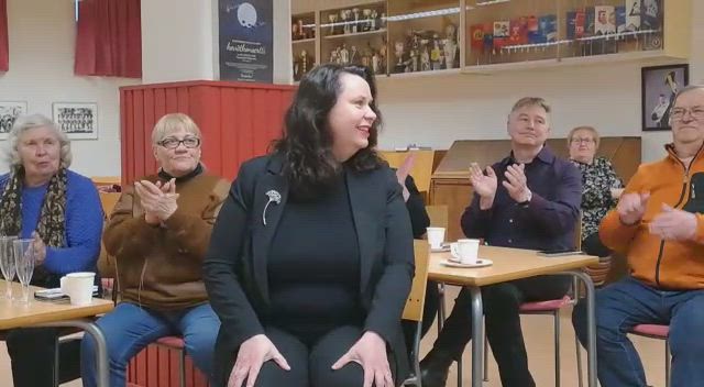 Johanna Ojala-Niemelän vaalivalvojaisissa ennakkoäänien tulosten tullessa.