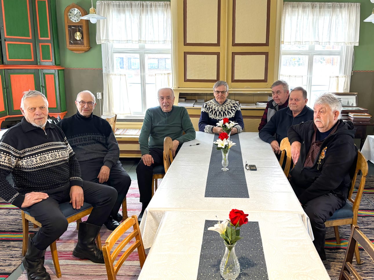 Äijäkerho on alahärmäläisille miehille tärkeä kokoontumispaikka. Kuvassa vasemmalta lähtien Markus Varjola, Raimo Louhiranta, Kalevi Huhtala, Heikki Väkiparta, Jarmo Pörsti, Mikko Luoma ja Heikki Pörsti.