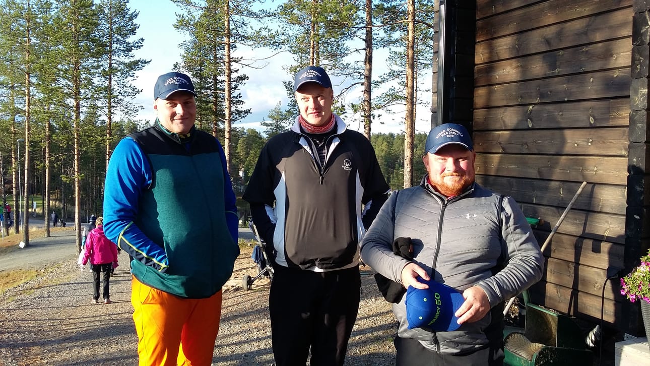 Voittajatrio hymyilee kilpaa auringon kanssa. Vasemmalta Janne Kokko, Tomi Uuniemi ja Teemu Määttä. Päässään heillä on voittaja-lakit, jotka itselleen valmiiksi teettänyt hopealle jäänyt joukkue luovutti paremmilleen