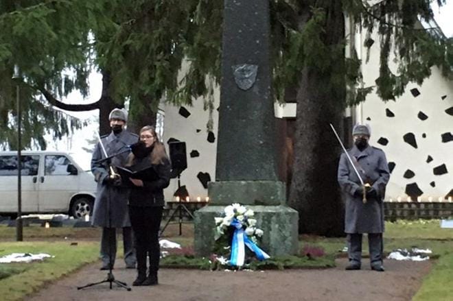 Alavudella laskettiin seppele sankarihautausmaalle ja kuultiin abiturientin puhe. KUVA: ANU KATAJAMÄKI