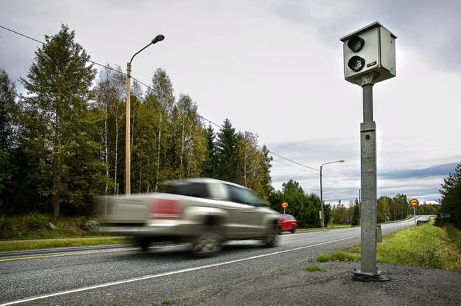 Ylinopeuksia valvotaan yhä enemmän automaattisesti kameravalvonnalla. Tieliikennelakiesityksen mukaan ylinopeudesta voisi tulevaisuudessa napsahtaa rangaistukseksi myös hallinnollinen virhemaksu. Kuva: Timo Annanpalo
