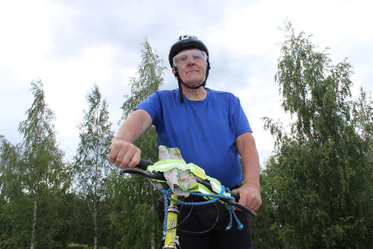 Lapväärttiläinen entinen kilpahiihtäjä ja voitelumestari Ossi Kuntola nauttii pyöräilystä luonnon helmassa.