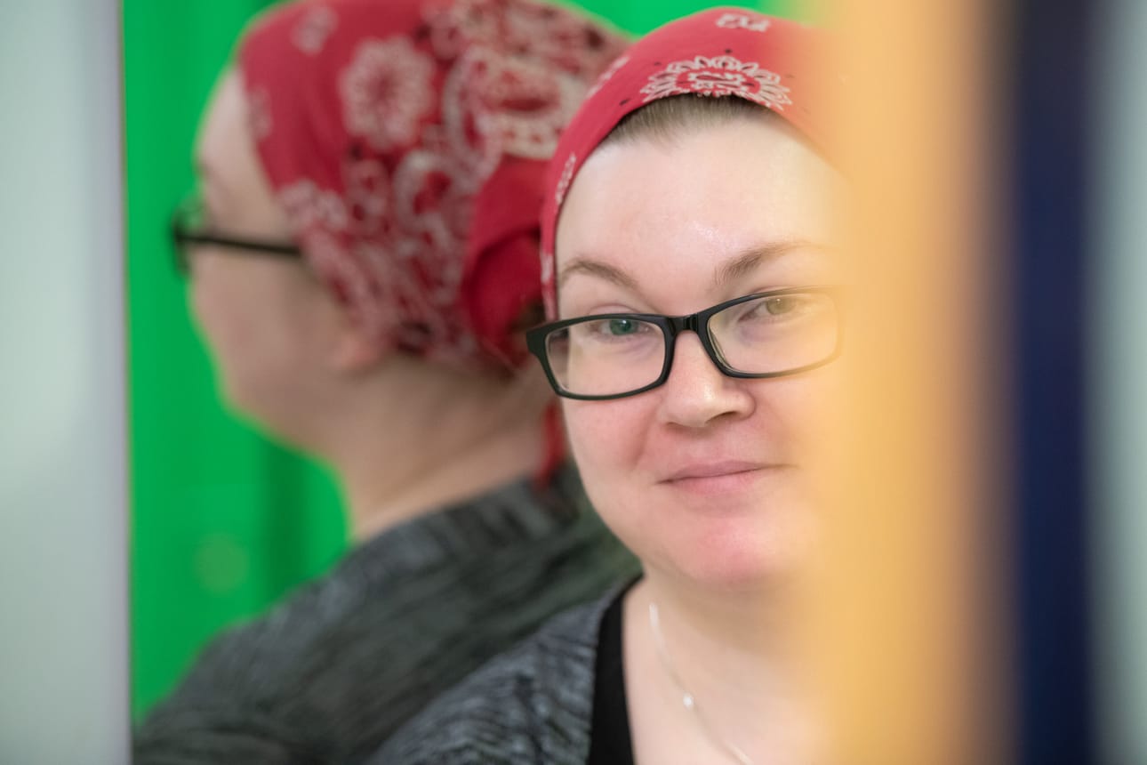 Sari Koskenkorva uskaltaa olla rohkeasti ja avoimesti oma itsensä. Sairauttaan hän ei enää salaile, vaan puhuu siitä avoimesti.