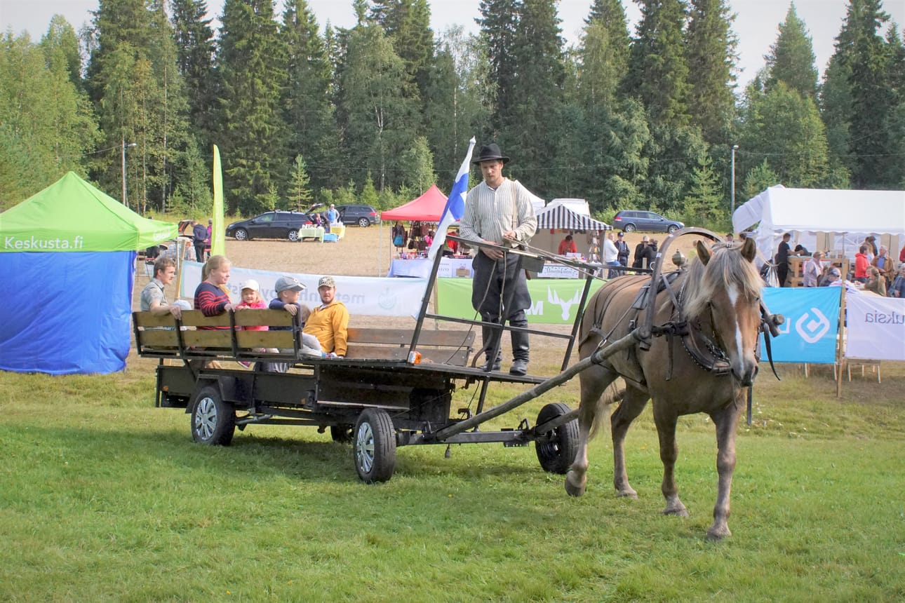 Markkinoilla oli tarjolla hevoskyytiä niin kärryssä kuin satulassa. Myös keppihevosilla ratsastettiin, ihan kilpailumielellä.