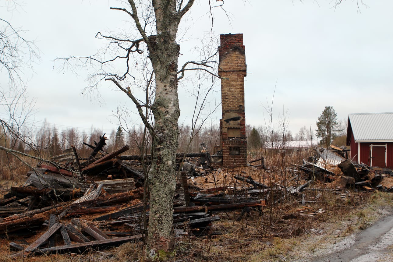 Tornion Ylivojakkalassa paloi asumaton omakotitalo kivijalkaan saakka. Palon huomasi naapuri.