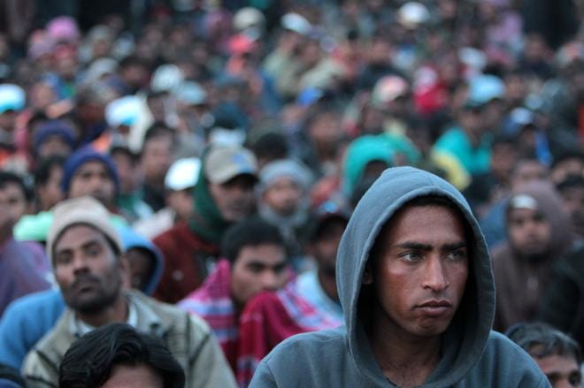 Moni bangladeshilainen päätyy Libyaan, vaikka toivoo pääsevänsä Eurooppaan. Bangladeshilaisia siirtolaisia kuljetettiin pois, kun sota syttyi Libyassa keväällä 2011. KUVA: JIM HOLLANDER / EPA