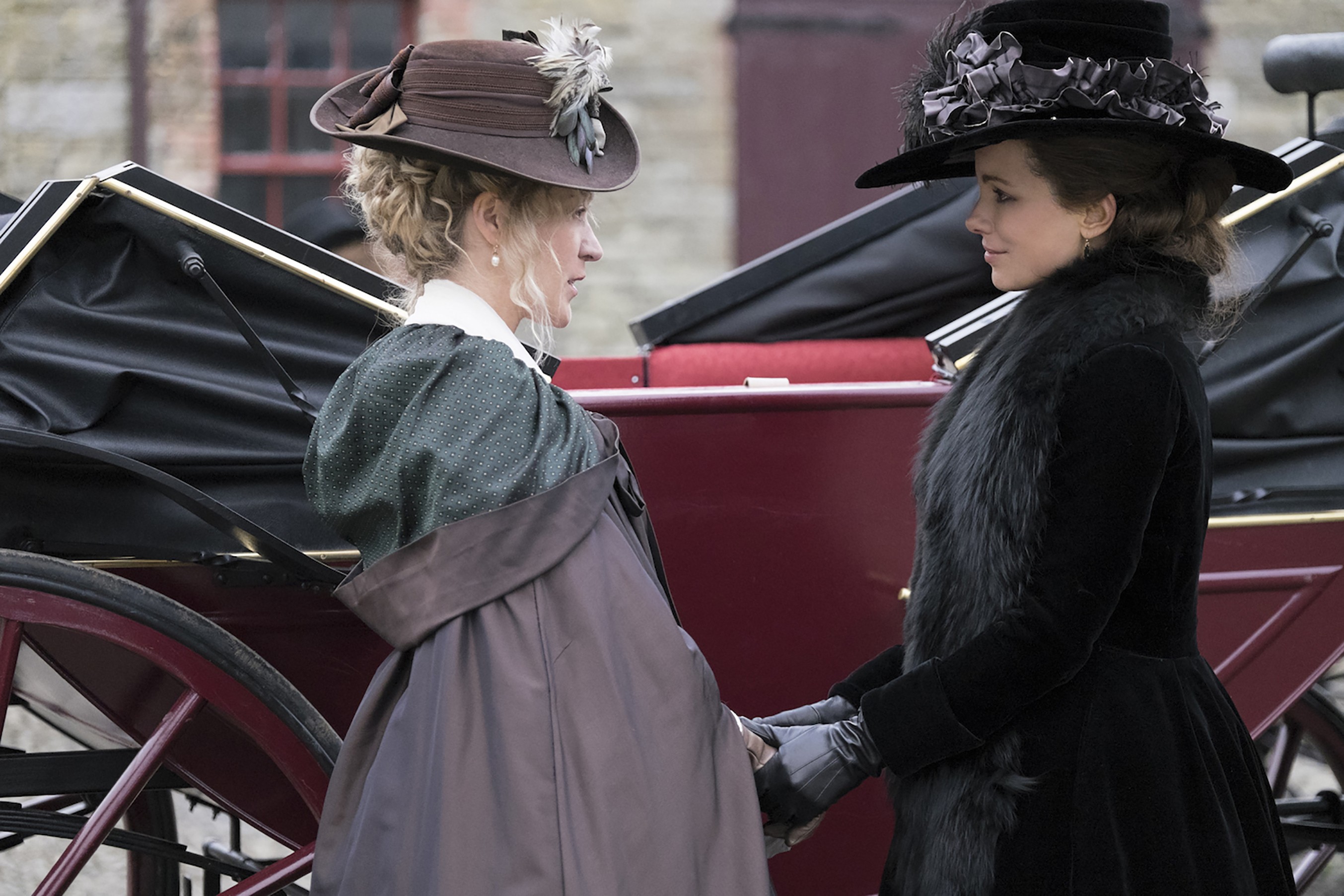 Love and Friendshipissä Lady Susan Vernon (Kate Beckinsale) on jäänyt varattomaksi leskeksi, jonka tarkoituksena on hankkia itselleen ja tyttärelleen (Chloë Sevigny) aviomiehet.