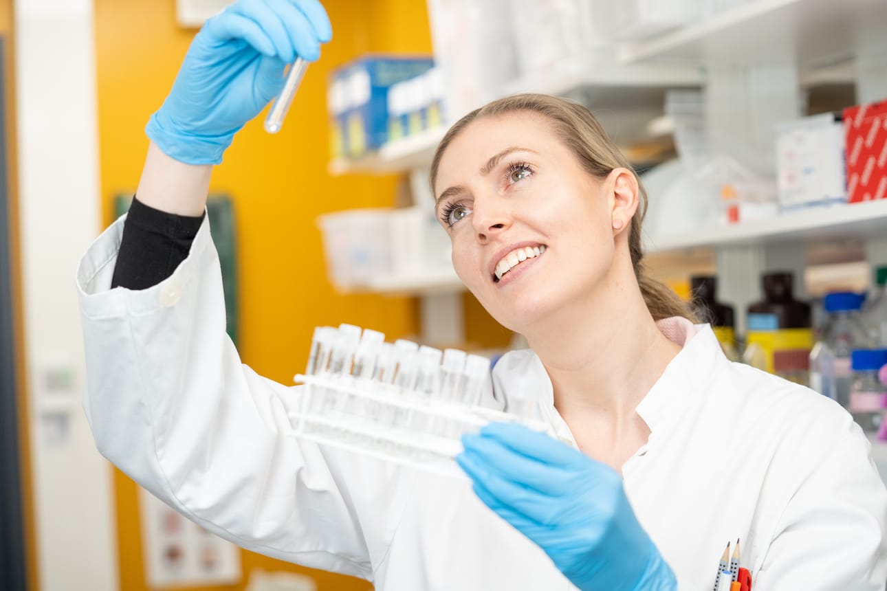 Turun yliopiston kantasolutieteen dosentti Elisa Närvä on kotoisin Jurvan kirkonkylältä. Omaa sukuaan hän on Marttila.