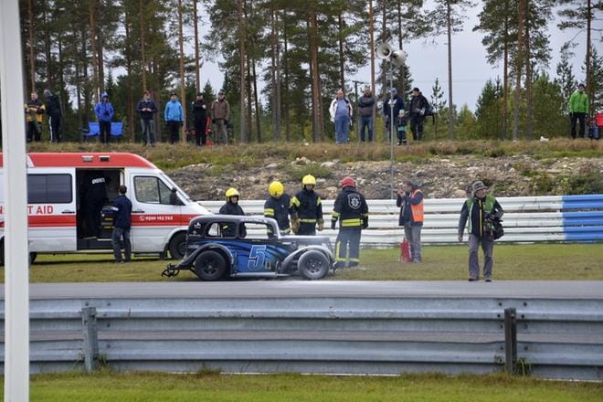 Palokunta sai nopeasti sammutettua Jordan O'Brienin tulessa olleen auton. Kuljettaja pääsi myös nopeasti ensihoitohenkilökunnan tarkastettavaksi. KUVA: JAANA ALA-LAHTI