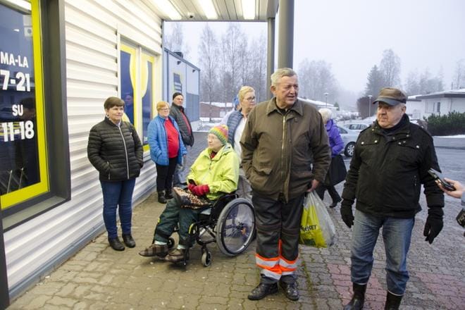 Raija Autio, Terttu Hakalahti, Marianne Anttila, Jukka Antintupa ja Osmo Öhman odottelivat torstaiaamuna Eepeen uuden S-marketin avausta Kortesjärvellä. KUVAT: JUHA AHO-PYNTTÄRI