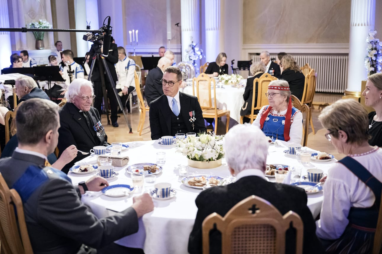 Presidentti Alexander Stubb (kesk.), vierellään veteraani Eino Lehtisaari ja lotta Mirjam Lankinen, presidenttiparin isännöimällä itsenäisyyspäivää juhlistavalla veteraaneille ja lotille järjestetyllä vastaanotolla Presidentinlinnassa Helsingissä 2. joulukuuta 2025.