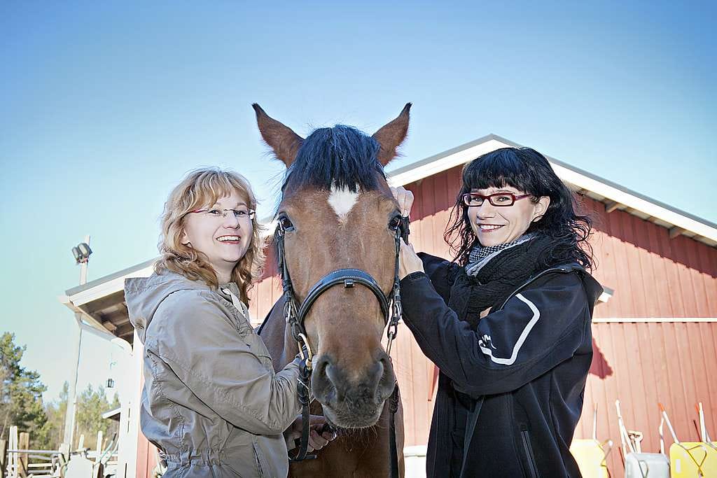 Puoliveritamma Siru on Janika Vuolteenahon (vas.) ja Sanna Karkulehdon yhteinen silmäterä.