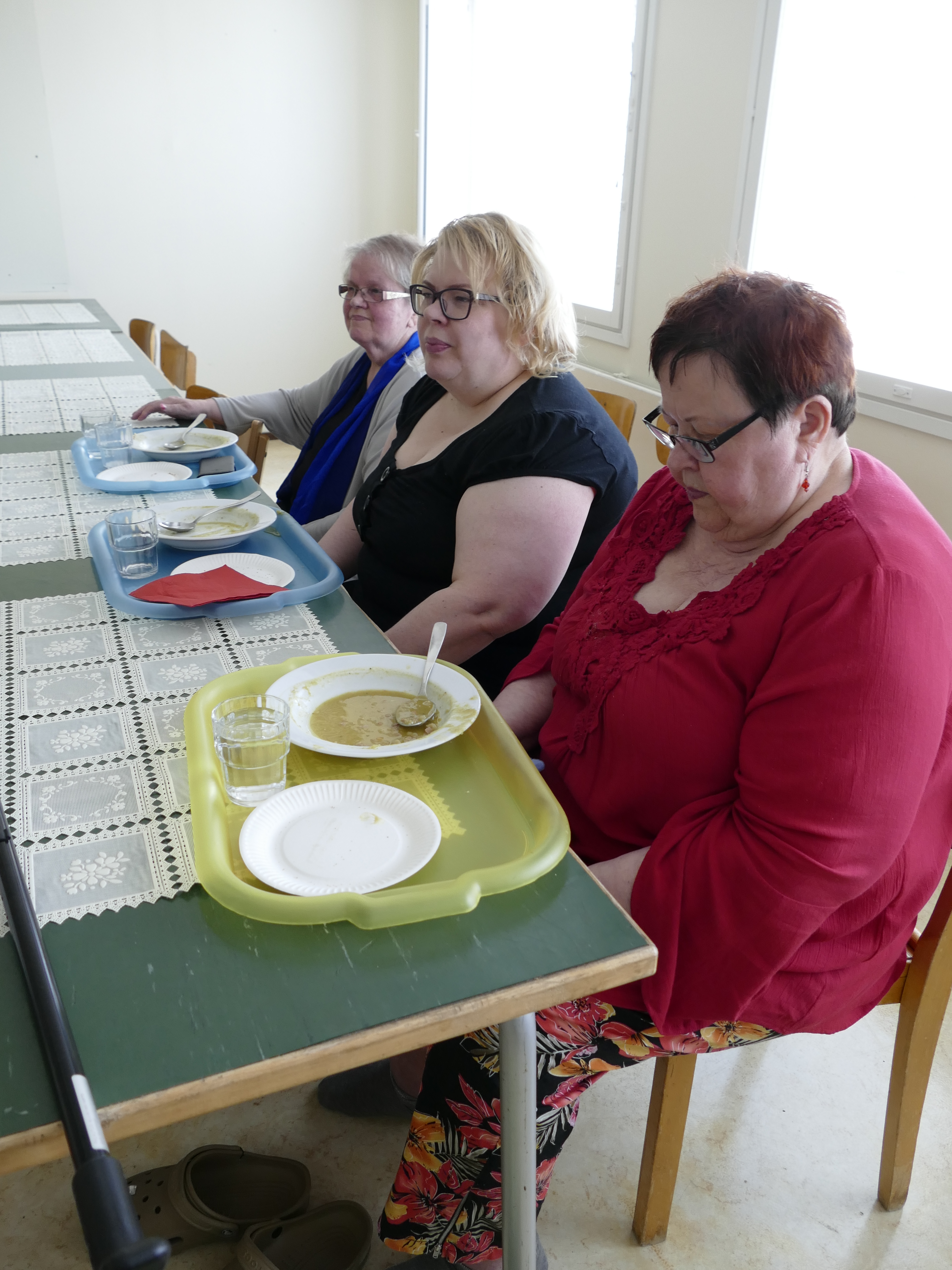 Hilkka Tauriainen, Tiina Tauriainen ja Sinikka Hiltula osallistuivat avoimeen kylätapahtumaan Jurmussa.