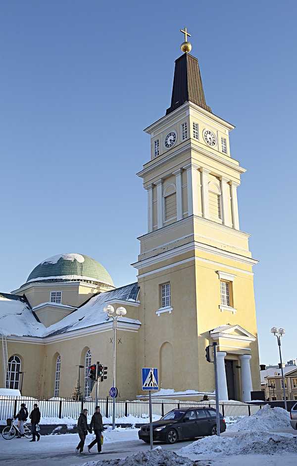 Tuomiokirkko on yksi Carl Ludwig Engelin Ouluun suunnittelemista rakennuksista.