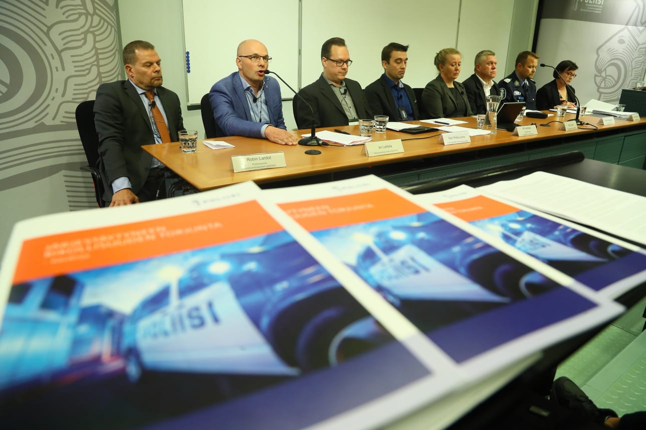 Useat viranomaiset järjestivät maanantaina yhteisen tiedotustilaisuuden United Brotherhoodiin keskittyneestä, laajasta operaatiosta.