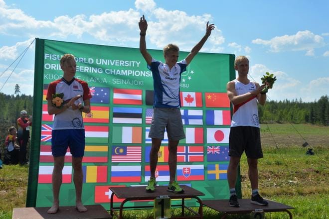 Kultaa tuuletta kuvassa keskellä Aleksi Karppinen. Hopeaa otti norjalainen Paul Sirium (vas.) ja pronssia niinikään Norjan Håvard Haga. KUVA: MIKA PUKKINEN