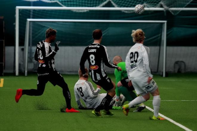 VPS-hyökkääjä André Clennonin ja MuSa-maalivahti Juhani Koposen yhteentörmäys oli raju. Kuvat: Jaakko Elenius