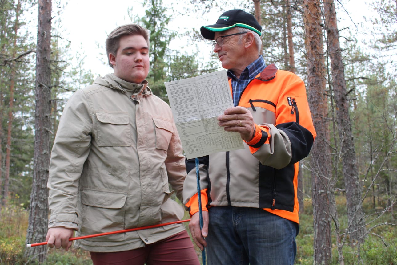 Veli Matti Häkkilä saavutti SM-hopeaa ja hänen pappansa Kullervo Kanniainen joukkuekultaa metsätaidon Suomen mestaruuskilpailussa.