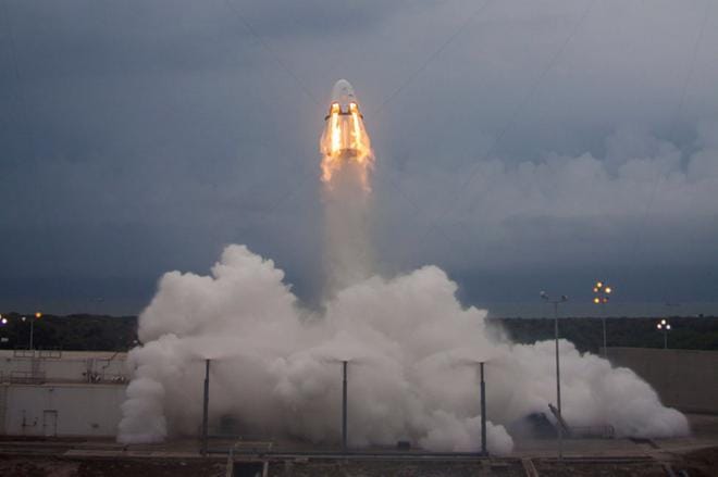 SpaceX suunnittelee lennättävänsä kaksi ihmistä kuun ympäri Dragon-kapselissa, jolla voidaan kuljettaa miehistöä myös kansainväliselle avaruusasemalle. Kuva: SpaceX