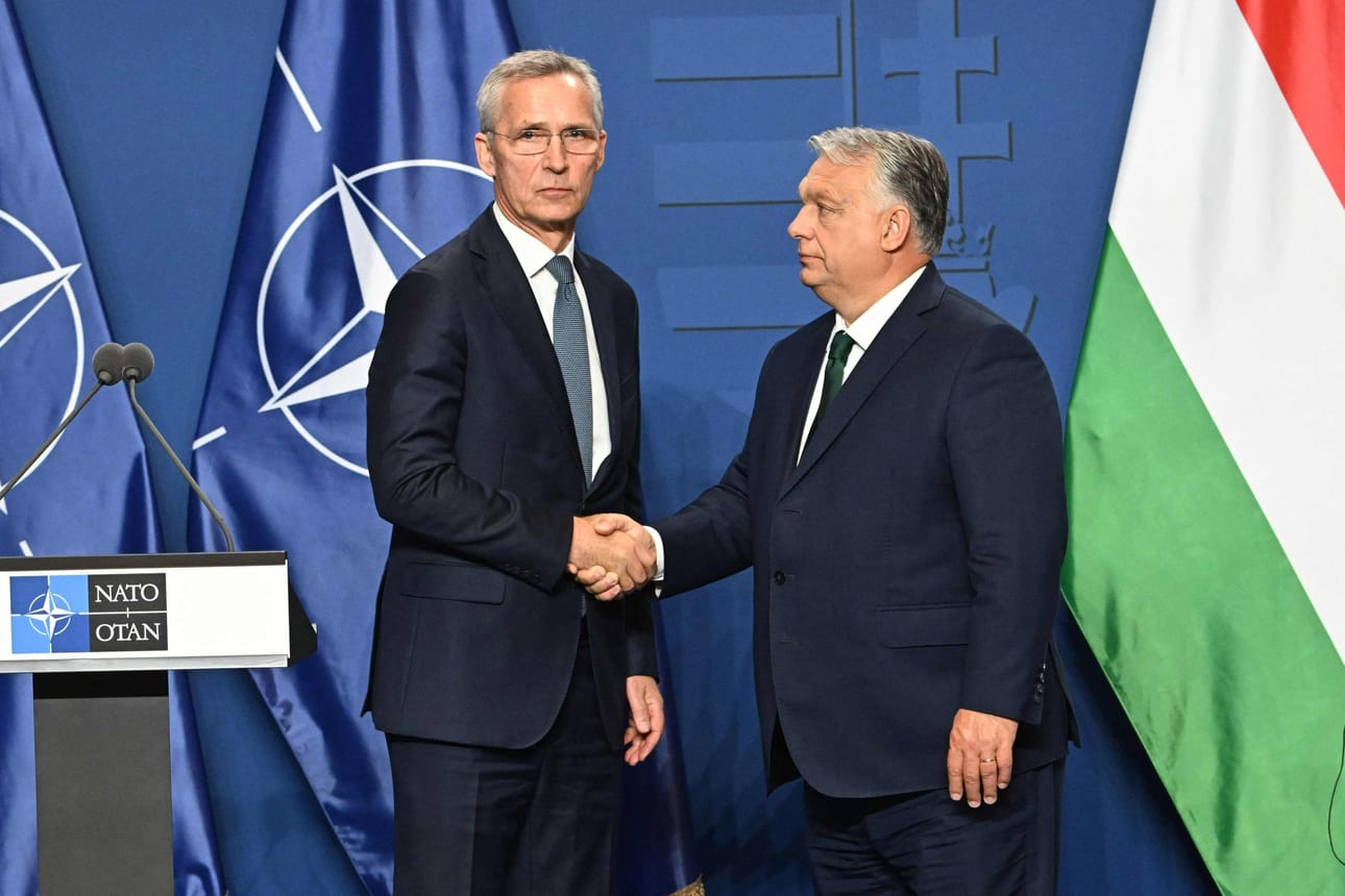 Lehdistötilaisuudessa Jens Stoltenberg (vas.) kertoi sopineensa Viktor Orbanin kanssa, että Unkari ei estä Naton tukea Ukrainalle. LEHTIKUVA/AFP
