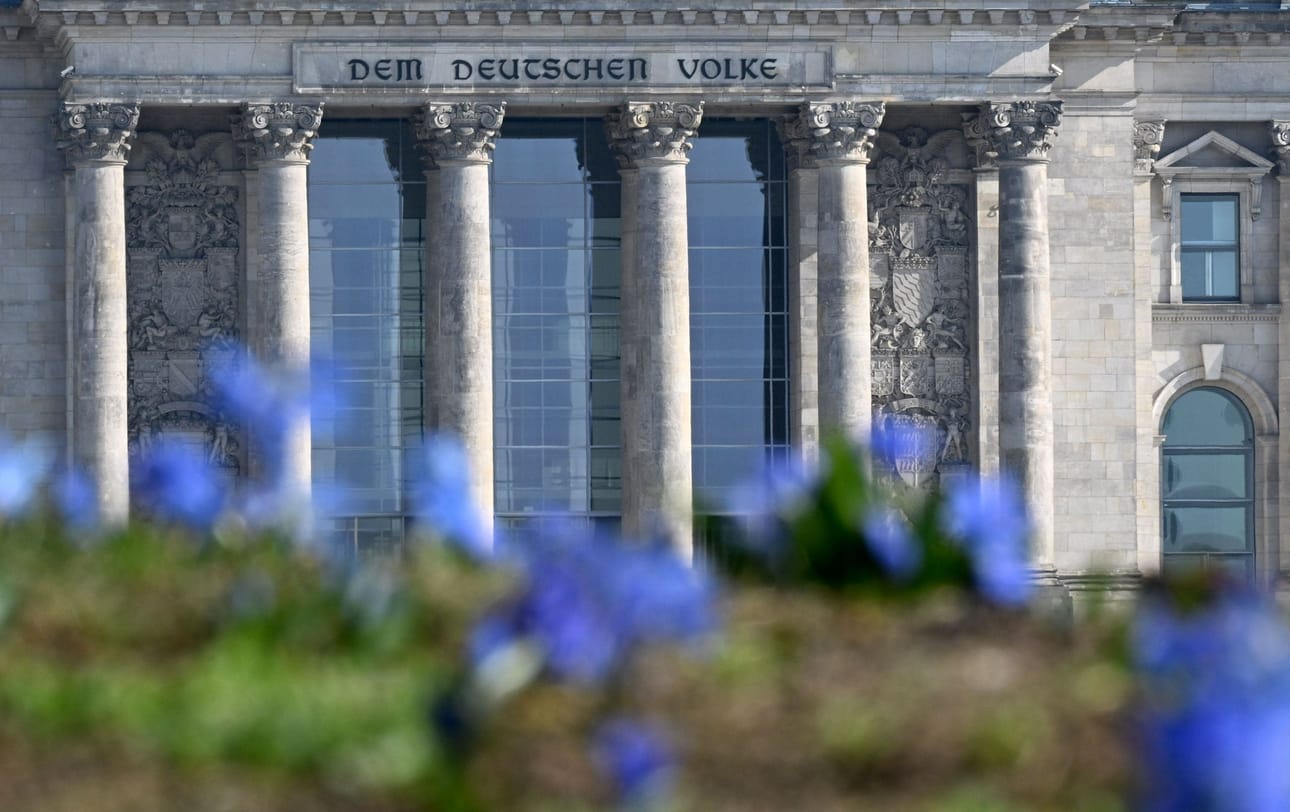 Saksan liittopäivät äänestää tänään ehdotuksesta lisätä investointeja maan infrastruktuuriin ja puolustukseen sadoilla miljardeilla euroilla. LEHTIKUVA/AFP