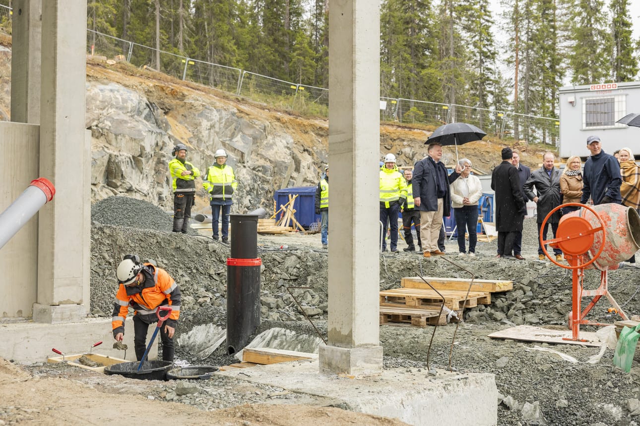 Rukan uuden Salen peruskivi muurattiin tiistaina. Kuvassa pääurakoijan Temotek Oy:n työmaapäällikkö Ville Takalo viimeistelee peruskivimuotin täyttöä. Peruskivi tulee rakennuksen varastopäädyn ulkoseinän kohdalle.
