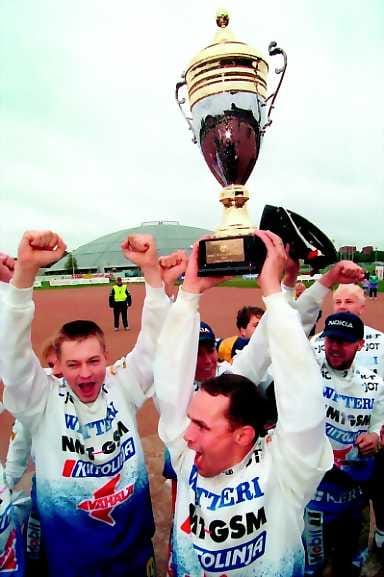 Syyskuussa 1998 Lipon kapteeni Mika Laatikainen juhli mestaruuspokaalia.