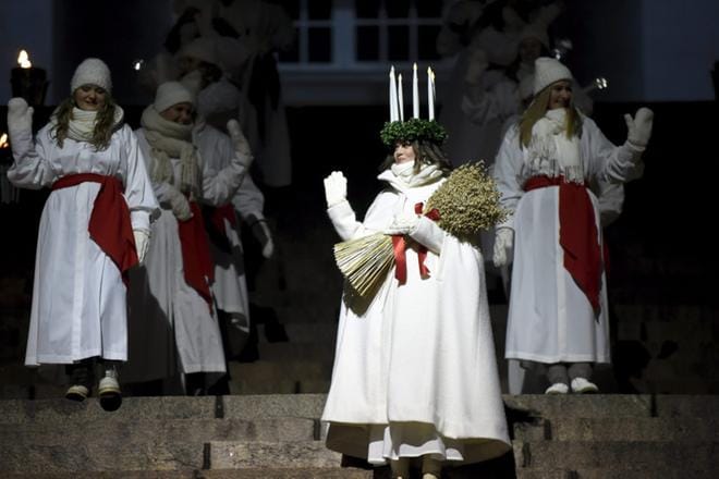Vuoden Lucia 2019 Sara Ray Lucian-päivän kulkueessa Helsingin Tuomiokirkolla 13. joulukuuta 2019. Lehtikuva/ Antti Aimo-Koivisto