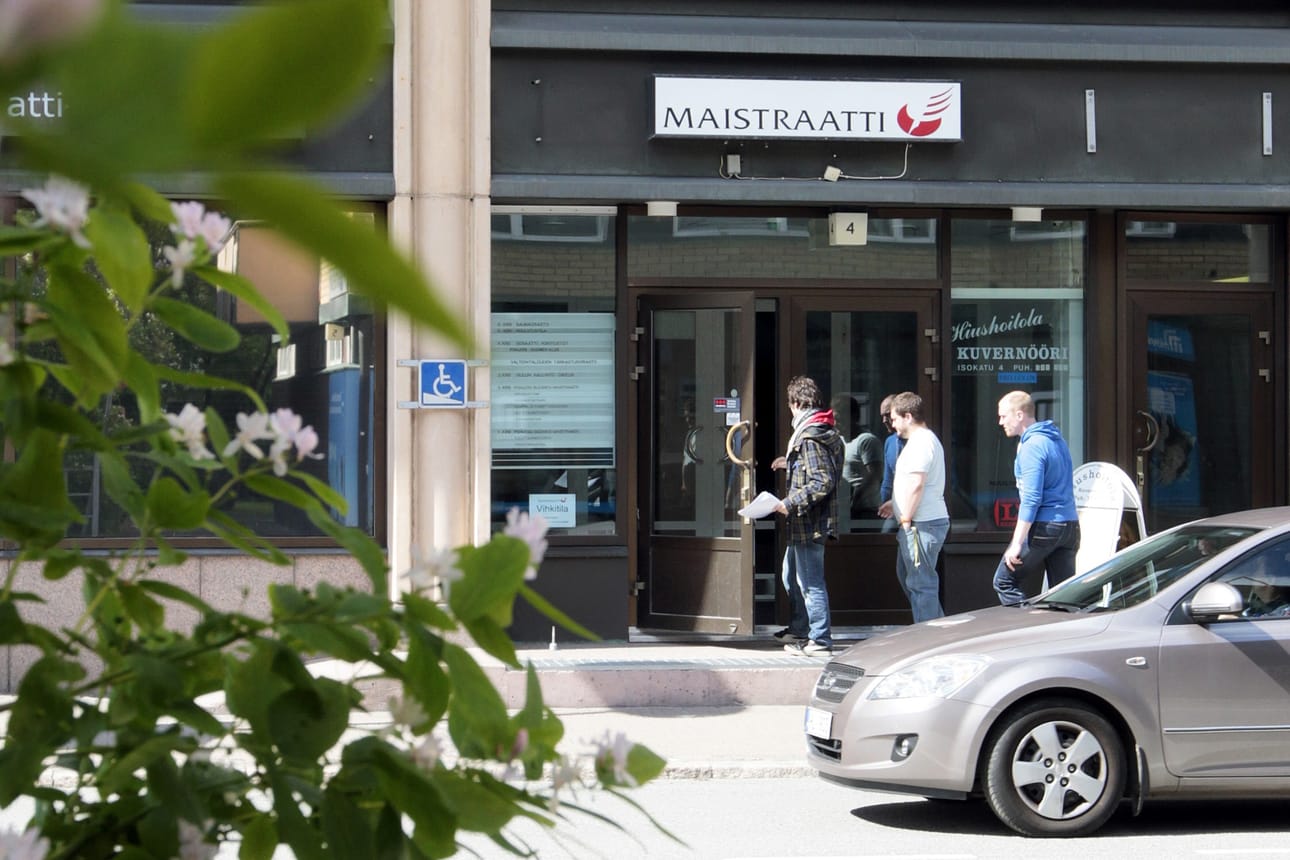 Samuli Suonpään mukaan Oulun maistraattiin kehittyi vuonna 2017 automaattinen ilmiantojärjestelmä, jossa keskusrekisterin johtaja saa tiedon kuka homoparin on vihkinyt ja raportoi sen eteenpäin.