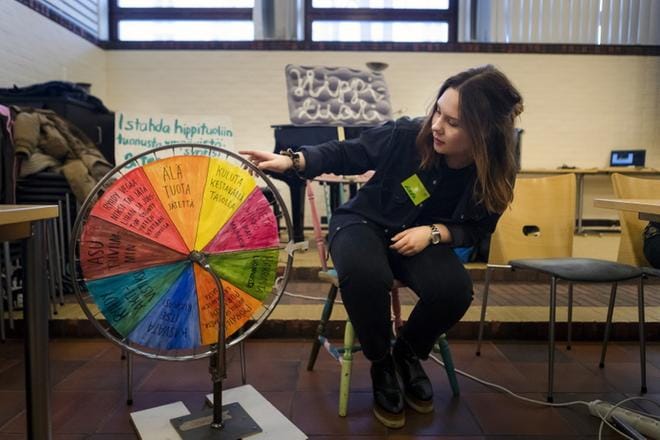 Vaasan suomalaisen seurakunnan isännöimässä tapahtumassa saatiin käytännön vinkkejä ekoystävällisen elämän alkuun. Linda Långsjö pyöritti ekologista onnenpyörää ja ripittäytyi hippituolissa. Pyörä kehotti Långsjötä asumaan tiiviimmin. KUVAT: JARNO PELLINEN