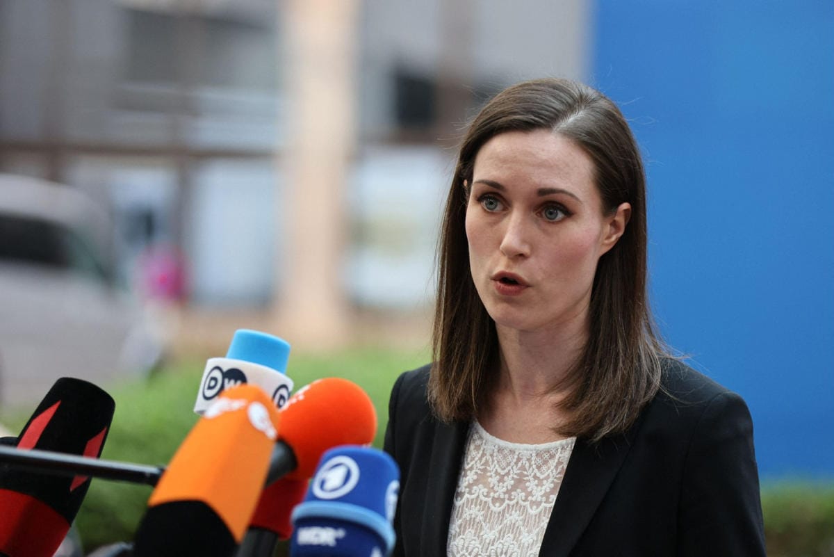 Pääministeri Sanna Marinin (sd.) mukaan keskustelu pakotteista jatkuu vielä energiakeskustelun ohella. LEHTIKUVA / AFP