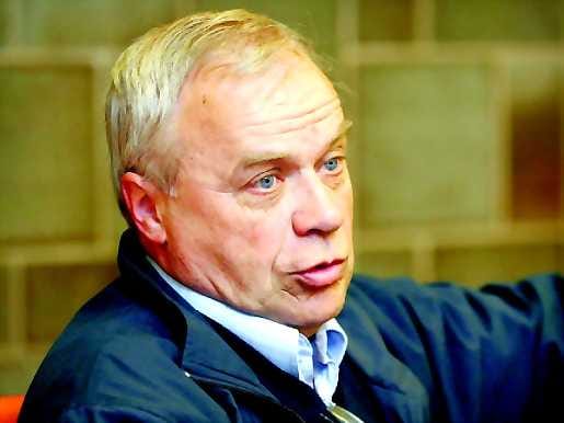 Parempaa jalkapalloa. Jyrki Heliskoski on uuden jalkapallonurmen vankka kannattaja. "Sen edut ovat kiistattomat", Heliskoski sanoo.