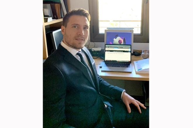 Espanjassa asuva Juho-Matti Renko, 35, jatkaa lääkeyrityksessä konsulttityötä Parkinsonin taudin eläinmallitutkimuksessa. – Toki olisi hienoa, jos löytäisin Barcelonan seudulta työn, jossa voisin soveltaa hermorappeumasairauksien tutkimustaustaani. KUVA: SARA FIGUEROLA SANTAMÓNICA