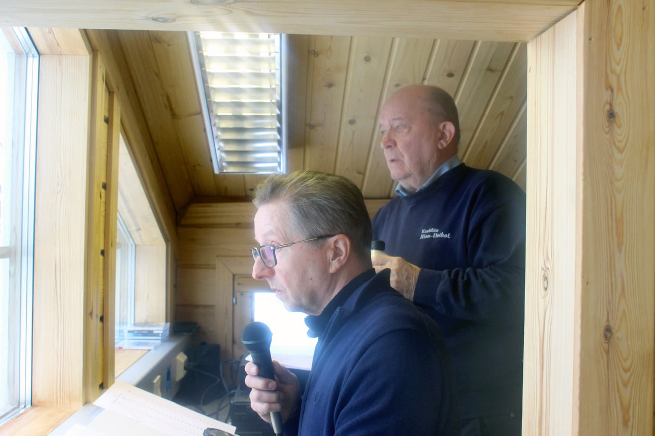Juha Karjalainen ja Aimo Suorsa seurasivat kuuluttamosta silmä tarkkana kisan etenemistä ja informoivat samalla kisakansaa.