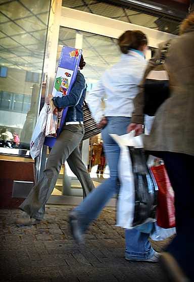 Ensi torstaina shoppailijat saavat kulkea kaupoissa kello 23 asti.