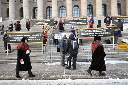 Saamelaisyhdistysten joukko osoitti eduskuntatalon edustalla mieltä saamelaiskäräjälain muutosta vastaan