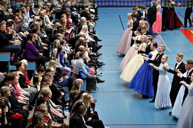 Yleisö seurasi katsomosta Nurmon lukion kakkosluokkalaisten vanhojen tansseja. KUVAT: TOMI KOSONEN