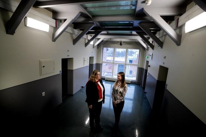 Vaasan vankilanjohtaja Taina Nummela ja avovankilan erityisohjaaja Johanna Viklund kertovat, että Vaasaan vapautuvista vangeista osa jää ilman asuntoa olosuhteiden pakosta. Ilman asuntoa rikosten uusiutumisriski on kuitenkin suurin. KUVA: JAAKKO ELENIUS