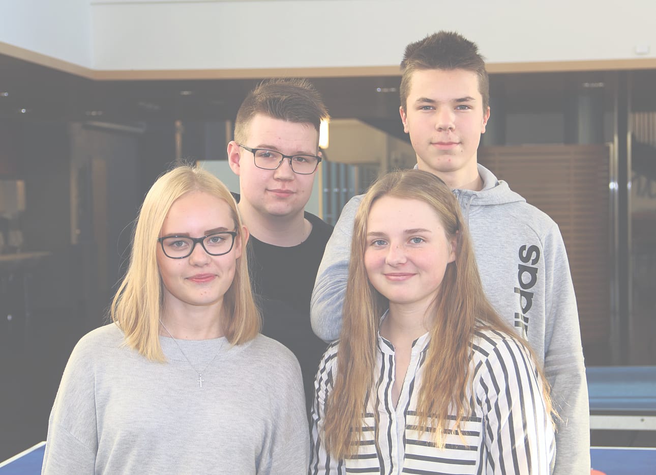 Pressiklubilaiset ovat käsitelleet Rantalakeuden lukijoiden iloksi uutisaiheita pitkin lukuvuotta. Viimeinen kokoontuminen päätettiin perinteisesti pitsalla. Vasemmalta Helmi Turpeinen, Eetu Hamari, Kaisa Haverinen ja Otso Keskinen.