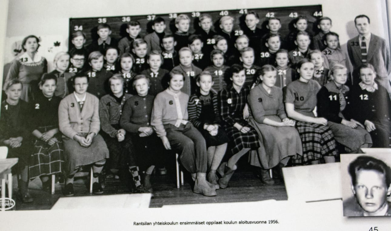 Rantsilan yhteiskoulun ensimmäisen vuosikurssin ensimmäinen luokkakuva. Kuvassa mukana myös opettaja Kaija Liimatainen ja rehtori Kauko Mäntylä.