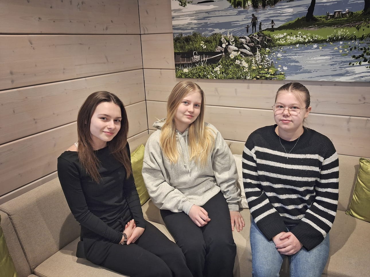 Lumina Luoma-aho, Pinja Takamäki ja Fanny Peltoniemi opiskelevat lähihoitajaksi Lapualla. Luoma-aholla ja Takamäellä on tekeillä myös lukio-opinnot.