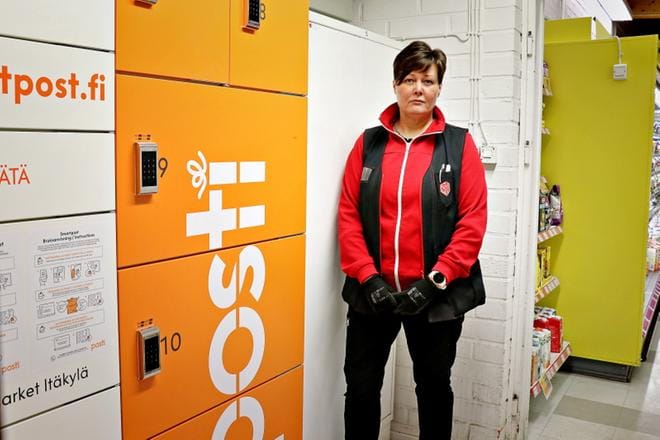 Postin pakettiautomaatti löysi paikkansa M-marketissa Lappajärven Itäkylässä vuodenvaihteessa. Tarpeeseen tuli, sillä kauppias Mari Kahilakosken mukaan joka päivä joku lappajärveläinen noutaa pakettinsa kaupassa sijaitsevasta automaatista. KUVA: HANNU PUROLA