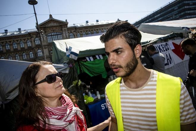 Oikeus elää -mielenilmauksen tiedottaja Outi Popp ja irakilainen Haider Al-Mashhadni sanovat, että turvapaikanhakijat eivät ole lähdössä Rautatientorilta. KUVA: Joel Maisalmi