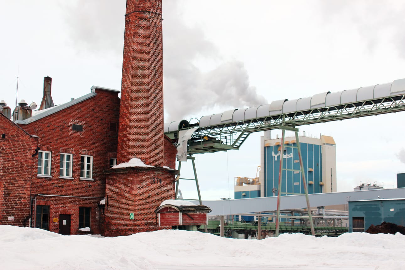 Vanhimmat Metsä Groupin tehdasalueen rakennuksien osista sijaitsevat vanhan sahan piipun ja korjaamon luona. Ne ovat vuodelta 1874.