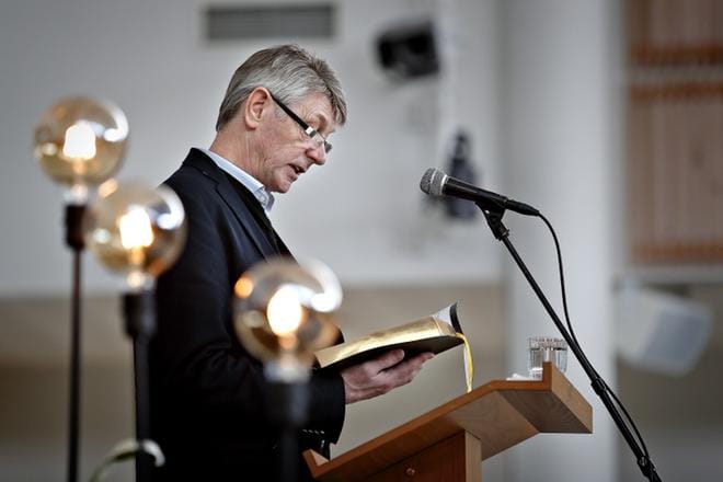 Seinäjokelainen Matti Hautala oli toisena vuorossa, kun Raamatun läpilukumaraton alkoi Seinäjoen helluntaikirkon pääsalissa sunnuntaina. Pyhän kirjan ensimmäiset jakeet luki Seinäjoen helluntaiseurakunnan johtava pastori Markku Tuppurainen. KUVA: TOMI KOSONEN