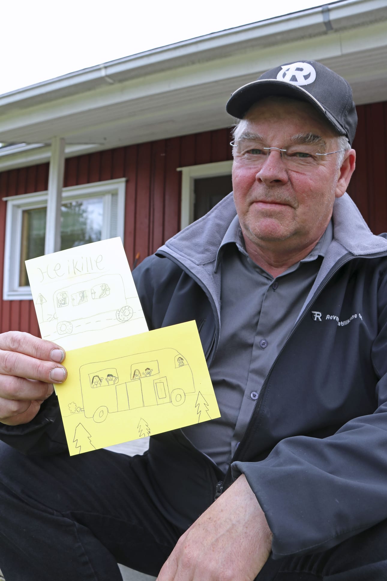 Kiitoksia ja lahjoja satelee Heikki Latvanlehdolle joka vuosi. Lasten tekemiin kortteihin on piirtynyt muun muassa Heikki linja-auton ratissa.