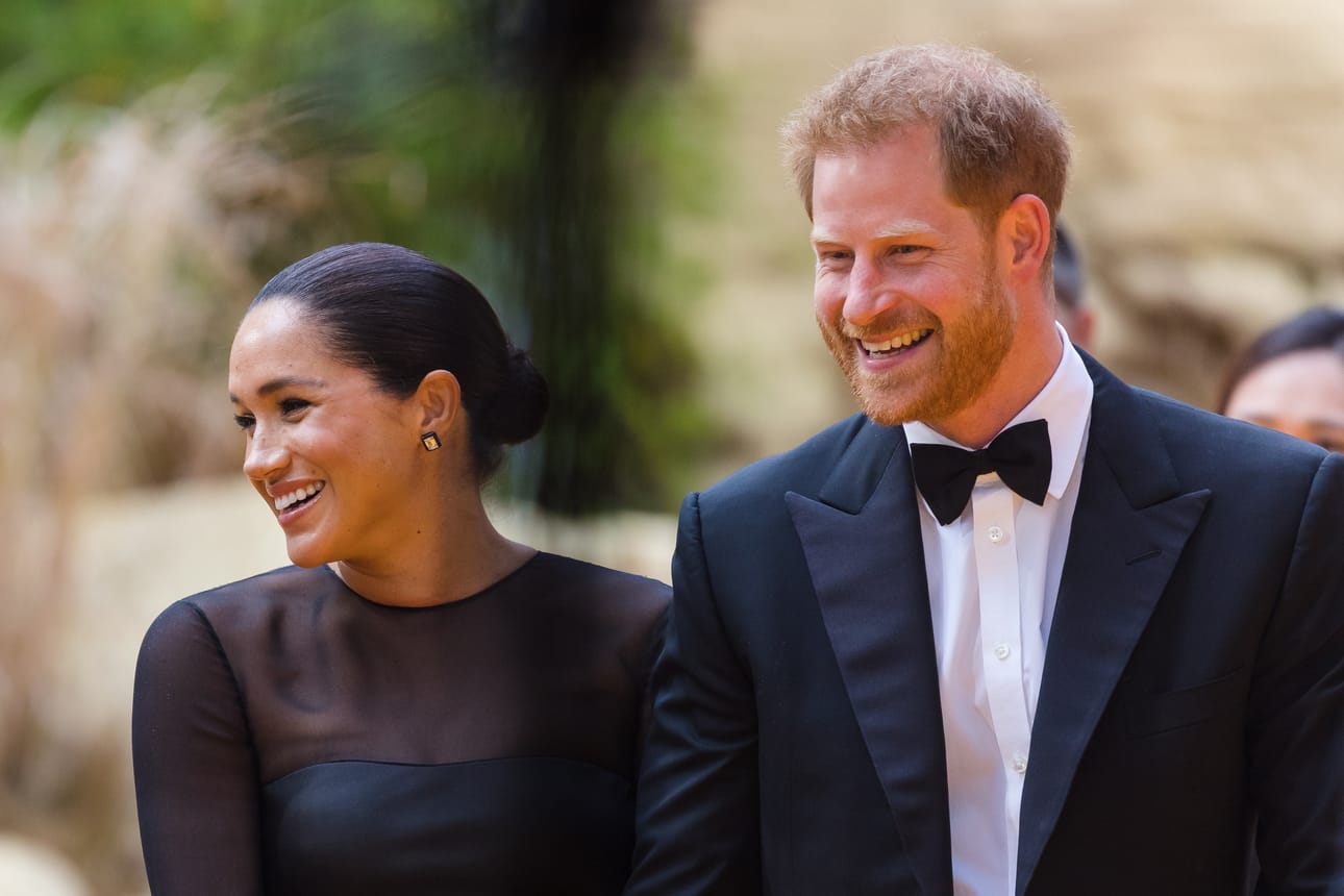 Herttuatar Meghan ja prinssi Harry ovat ilahduttaneet kuningatar Elisabetia kekseliäillä joululahjoilla. Tämän kerrotaan saaneen lapsenlapseltaan Harrylta paketin, jonka sisällä oli "Ain't life a bitch" -tekstillä koristeltu suihkumyssy. Meghan puolestaan on antanut kuningattarelle laulavan hamsterin.