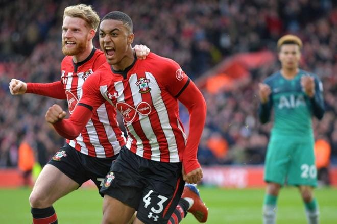 Southamptonin ranskalaispuolustaja Yan Valery (2. vas.) juhli tekemäänsä tasoitusosumaa Tottenhamia vastaan lauantaina. Kuva: Lehtikuva / AFP
