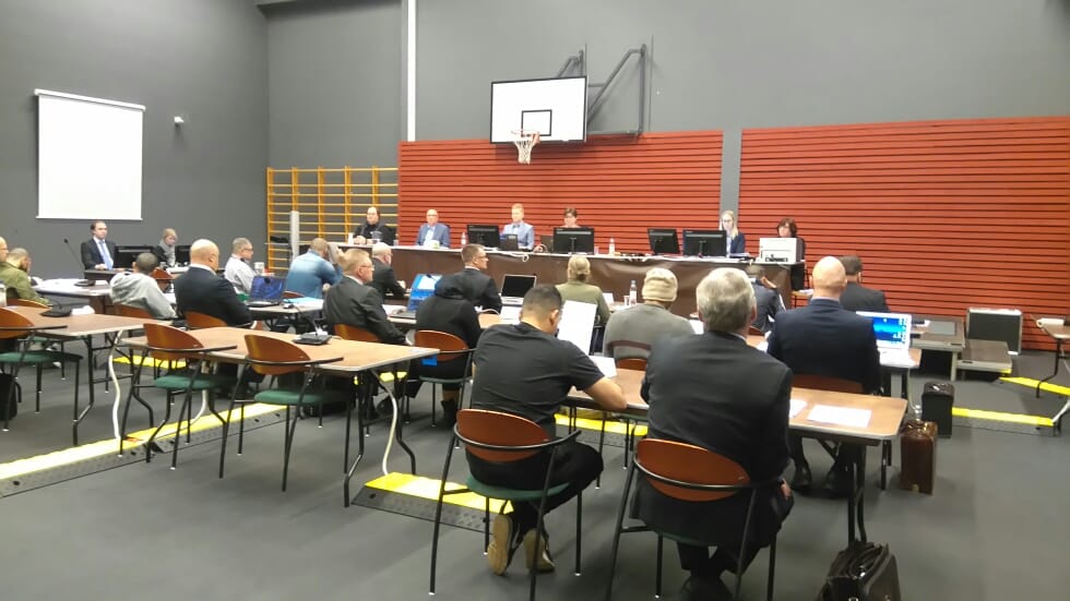 Oulun käräjäoikeus jatkoi torstaina laajan huumevyyhdin käsittelyä amfetamiiniin liittyvillä rikossyytteillä. Rikosvyyhden käsittely jatkuu perjantaina Oulun vankilan tiloissa.
