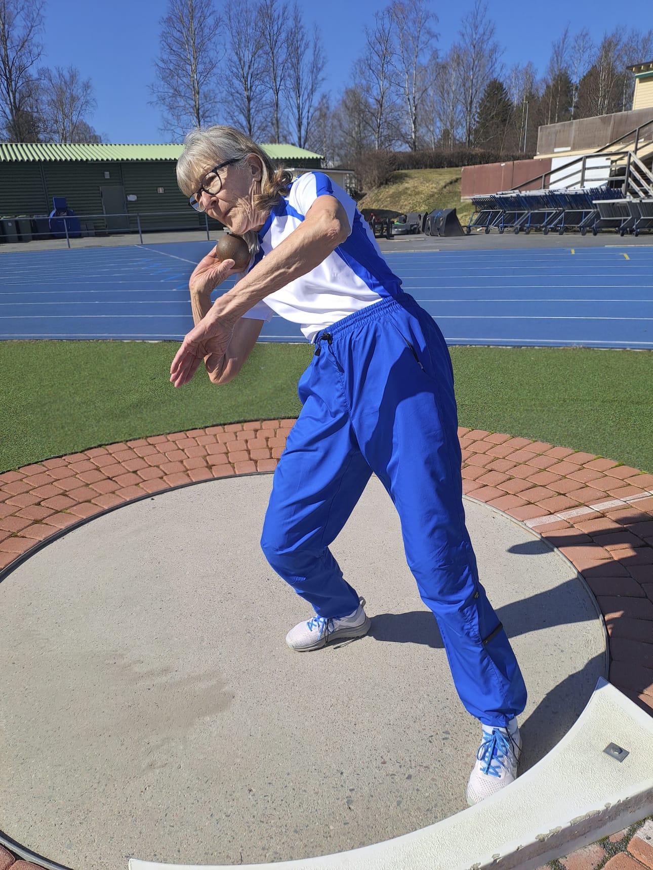 Kuulantyöntökin onnistuu, vaikkei se olekaan Helinä Pihlajan lempilaji.